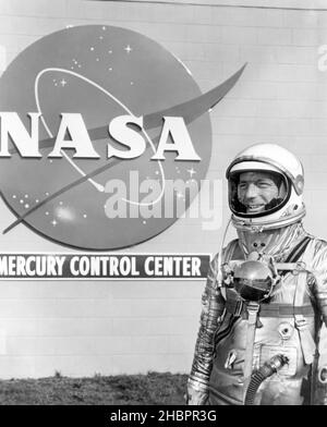 Der Mercury-Astronaut Scott Crafter steht vor dem Mercury Control Center. Carpenter flog die Mission Aurora 7, die am 24. Mai 1962 gestartet wurde. Das Mercury Mission Control Center in Florida spielte eine Schlüsselrolle im Frühflugprogramm der Vereinigten Staaten. Der ursprüngliche Teil des Gebäudes wurde zwischen 1956 und 1958 erbaut, 1959 und 1963 wurden weitere Gebäude hinzugefügt. Die Anlage wurde offiziell am 26. Dezember 1963 an die NASA übertragen und diente als Missionskontrolle während aller Mercury-Missionen des Projekts sowie der ersten drei Flüge des Gemini-Programms Stockfoto