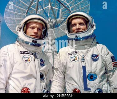 CAPE CANAVERAL, Fla. – Gemini 8-Astronauten Neil A. Armstrong, Kommandopilot, und David R. Scott, Pilot, während einer Fotosession für die Presse vor dem Mission Control Center, Cape Kennedy. 1966-03-11 Stockfoto