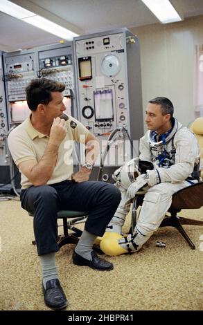 (23. März 1965) --- Astronaut Virgil I. Grissom (rechts), der Kommandopilot der drei-Orbit-Mission Gemini-Titan 3, wird mit Astronaut Walter M. Schirra Jr. im Ready Room auf Pad 16 gezeigt. Der GT-3 wurde am selben Tag von Pad 19 aus auf den Markt gebracht. Schirra war Kommandopilot der Backup-Crew. Stockfoto