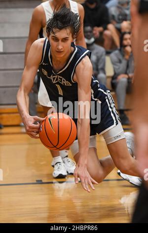 Honolulu, Hawaii, USA. 20th Dez 2021. SIERRA CANYON: VORREITER Tim RUDOVSKIY (1) taucht für den Ball gegen die IOLANI RAIDERS während des IOLANI CLASSIC TURNIERS, Iolani High School Gym, Honolulu, Hawaii. (Bild: © Steven Erler/ZUMA Press Wire) Stockfoto