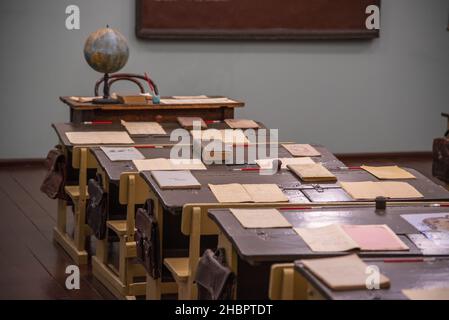 Museum von Zoja Kosmodemyanskaja. Neuer Zoya Ausstellungskomplex in Petrishchevo, Region Moskau, Russland. Oktober 2021. Schulklasse. Antike Schreibtische mit Te Stockfoto