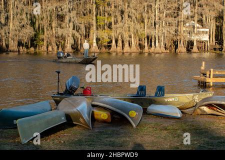 USA, Texas, Caddo Lake *** Local Caption *** USA, Texas, Uncertain, Caddo Lake, Johnson's Ranch Store, Lokal, amerikanisch, Kanu, Menschen, Zypresse, Boote Stockfoto