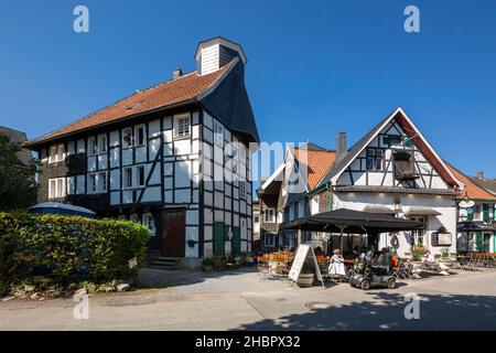 Deutschland, Wuelfrath, Wuelfrath-Duessel, Bergisches Land, Niederbergisches Land, Niederberg, Rheinland, Nordrhein-Westfalen, NRW, Dorfstrasse im Dor Stockfoto