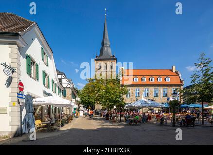 Deutschland, Ratingen, Bergisches Land, Rheinland, Nordrhein-Westfalen, NRW, Marktplatz, Menschen sitzen im Strassenrestaurant vor dem Bürgerhaus, eh Stockfoto