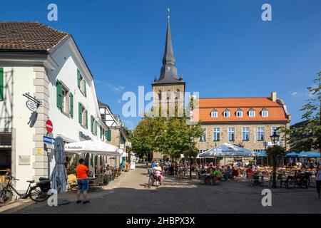 Deutschland, Ratingen, Bergisches Land, Rheinland, Nordrhein-Westfalen, NRW, Marktplatz, Menschen sitzen im Strassenrestaurant vor dem Bürgerhaus, eh Stockfoto