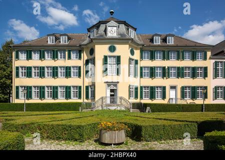 Deutschland, Ratingen, Bergisches Land, Rheinland, Nordrhein-Westfalen, NRW, Herrenhaus Cromford, Unternehmervilla, Dachgauben, grüne Fensterladen, S Stockfoto