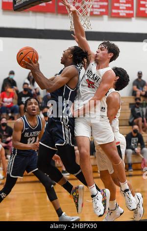 Honolulu, Hawaii, USA. 20th Dez 2021. SIERRA CANYON VORREITER JOJO PHILLIPS (4) versucht einen von JACK JONES (15) verteidigten Layup während des IOLANI CLASSIC TURNIERS, Iolani High School Gym, Honolulu, Hawaii. (Bild: © Steven Erler/ZUMA Press Wire) Stockfoto