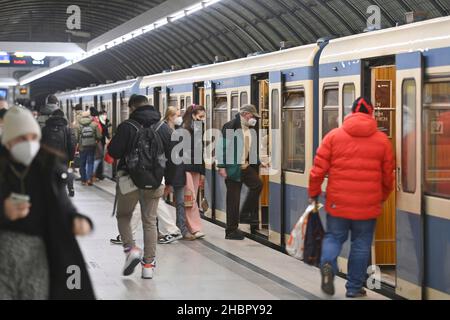 München, Deutschland. 20th Dez 2021. Öffentlicher Verkehr in Bussen und Bahnen erst nach der Regel von 3G - geimpft, geborgen, getestet. Passagiere, die ein- und aussteigen, U-Bahn, Bahnsteig, Menschen, Menschen. Einführung der Maskenpflicht FFP2 im öffentlichen Verkehr. U-Bahn München, OEPNV, ÖPNV, Nahverkehr, MVG, U-Bahn. Quelle: dpa/Alamy Live News Quelle: dpa picture Alliance/Alamy Live News Stockfoto