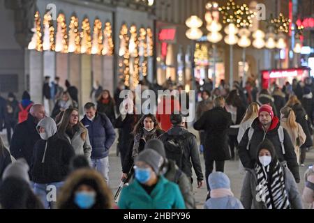 München, Deutschland. 20th Dez 2021. Passanten, Menschen in den gut frequentierten, überfüllten Fußgängerzonen in München am 20. Dezember 2021 Kunden, Leute, Bevölkerung, Quelle: dpa/Alamy Live News Stockfoto