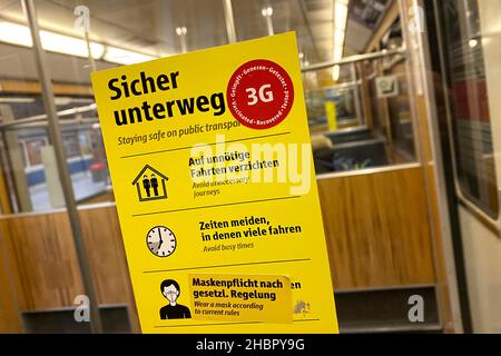 München, Deutschland. 20th Dez 2021. Öffentlicher Verkehr in Bussen und Bahnen erst nach der Regel von 3G - geimpft, geborgen, getestet. Einführung der Maskenpflicht FFP2 im öffentlichen Verkehr. U-Bahn München, OEPNV, ÖPNV, Nahverkehr, MVG, U-Bahn. Quelle: dpa/Alamy Live News Quelle: dpa picture Alliance/Alamy Live News Stockfoto