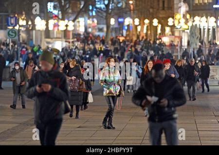 München, Deutschland. 20th Dez 2021. Passanten, Menschen in den gut frequentierten, überfüllten Fußgängerzonen in München am 20. Dezember 2021 Kunden, Leute, Bevölkerung, Quelle: dpa/Alamy Live News Stockfoto