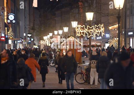 München, Deutschland. 20th Dez 2021. Passanten, Menschen in den gut frequentierten, überfüllten Fußgängerzonen in München am 20. Dezember 2021 Kunden, Menschen, Bevölkerung Quelle: dpa/Alamy Live News Stockfoto