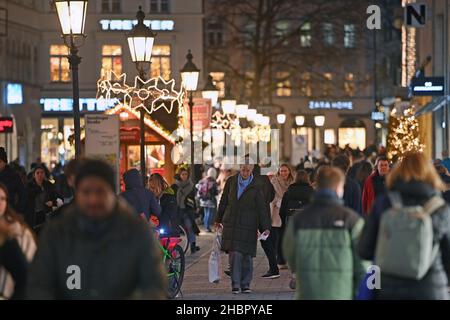 München, Deutschland. 20th Dez 2021. Passanten, Menschen in den gut frequentierten, überfüllten Fußgängerzonen in München am 20. Dezember 2021 Kunden, Menschen, Bevölkerung Quelle: dpa/Alamy Live News Stockfoto