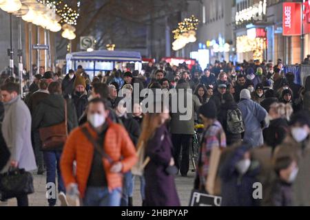 München, Deutschland. 20th Dez 2021. Passanten, Menschen in den gut frequentierten, überfüllten Fußgängerzonen in München am 20. Dezember 2021 Kunden, Leute, Bevölkerung, Quelle: dpa/Alamy Live News Stockfoto