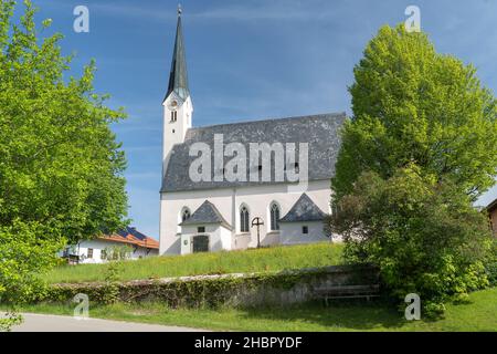 Die Kirche St. Johannes Baptist von Mehring in der Gemeinde Teisendorf - ein stark landwirtschaftlich geprüftes Dorf, Berchtesgadener Land, Oberbayern Stockfoto