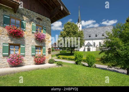 Die Kirche St. Johannes Baptist von Mehring in der Gemeinde Teisendorf - ein stark landwirtschaftlich geprüftes Dorf, Berchtesgadener Land, Oberbayern Stockfoto