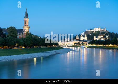 Panorama über die Altstadt von Salzburg bei Nacht zur Blauen Stunde mit der Festung Hohensalzburg im Hintergrund Stockfoto