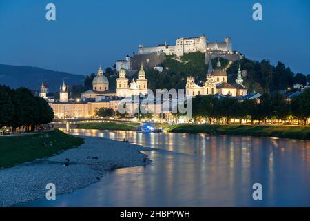 Panorama über die Altstadt von Salzburg bei Nacht zur Blauen Stunde mit der Festung Hohensalzburg im Hintergrund Stockfoto