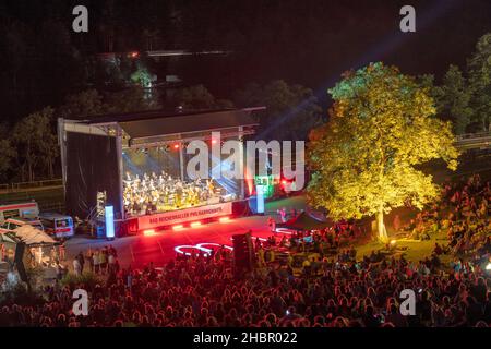 Freilichtkonzert der Philharmonie Bad Reichenhall am Thumsee in der Nähe von Bad Reichenhall mit riesigem Feuerwerk, Berchtesgaden, Deutschland Stockfoto