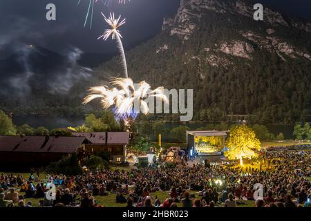 Freilichtkonzert der Philharmonie Bad Reichenhall am Thumsee in der Nähe von Bad Reichenhall mit riesigem Feuerwerk, Berchtesgaden, Deutschland Stockfoto