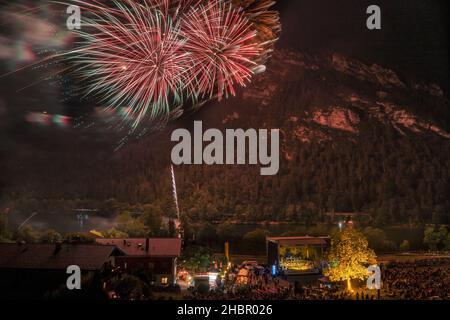 Freilichtkonzert der Philharmonie Bad Reichenhall am Thumsee in der Nähe von Bad Reichenhall mit riesigem Feuerwerk, Berchtesgaden, Deutschland Stockfoto