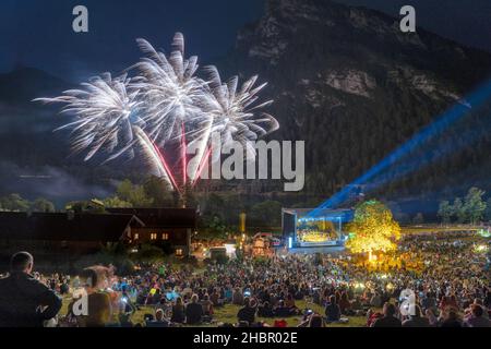 Freilichtkonzert der Philharmonie Bad Reichenhall am Thumsee in der Nähe von Bad Reichenhall mit riesigem Feuerwerk, Berchtesgaden, Deutschland Stockfoto