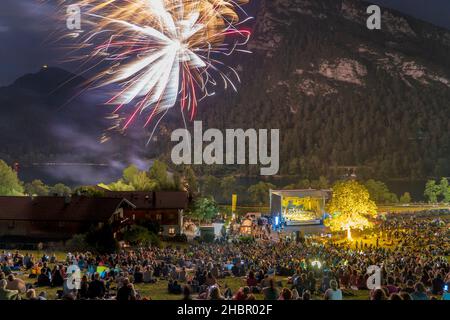 Freilichtkonzert der Philharmonie Bad Reichenhall am Thumsee in der Nähe von Bad Reichenhall mit riesigem Feuerwerk, Berchtesgaden, Deutschland Stockfoto