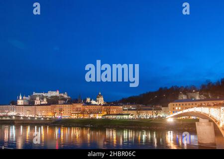 Der Makartsteg in der Zeit des weltberatenen Christkindlmarktes auf dem Domplatz und Residenzplatz von Salzburg, Österreich Stockfoto