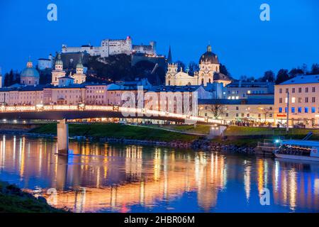Der Makartsteg in der Zeit des weltberatenen Christkindlmarktes auf dem Domplatz und Residenzplatz von Salzburg, Österreich Stockfoto