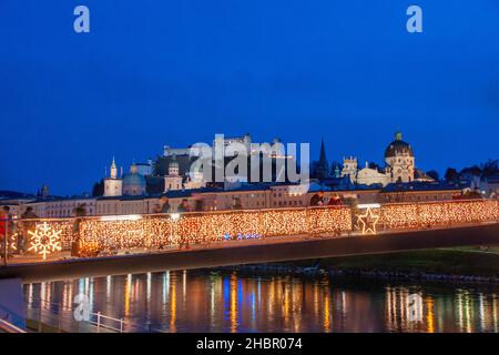 Der Makartsteg in der Zeit des weltberatenen Christkindlmarktes auf dem Domplatz und Residenzplatz von Salzburg, Österreich Stockfoto