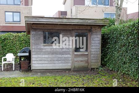 Alte heruntergekommenen verrottenden Gartenschuppen, Niederlande Stockfoto