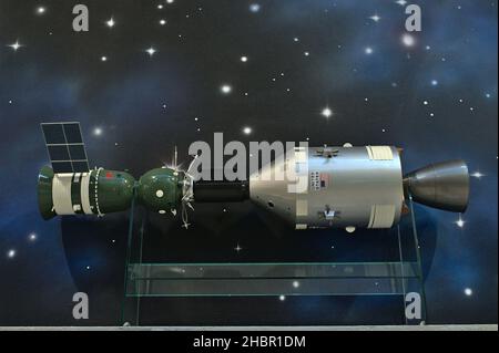 Modelle zwei Raumfahrzeuge Apollo–Sojus im Museum für Kosmonauten - erste bemannte internationale Weltraummission - gemeinsam von den Vereinigten Staaten und der Sowjetunion. Stockfoto