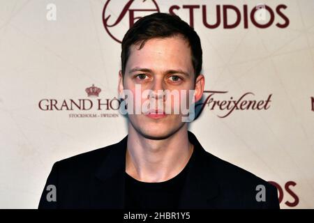 Stockholm, Schweden. 20th Dez 2021. Bill Skarsgard (Bill Skarsgård) kommt zur Premiere der Emigranten am 21. Dezember 2021 in Stockholm, Schweden, an. Foto Claudio Bresciani/TT Code 10090 Credit: TT News Agency/Alamy Live News Stockfoto