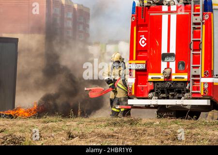 Obninsk, Russland - September 2019: Übungen zur Zivilverteidigung. Feuerlöschschulung Stockfoto