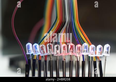 Leuchtdiode oder LED mit leuchtenden Leuchten, die in einer Steckkarte angeordnet und mit Überbrückungskabeln verbunden sind Stockfoto