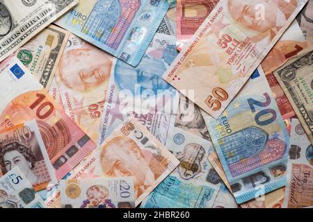 Hintergrund aus Papiergeld der verschiedenen Länder, US-Dollar, Euro, Sterlings, türkische Lira Finanzkrise.Papierrechnungen verschiedener Stückelungen, verstreut, Draufsicht. Stockfoto