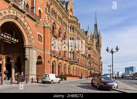 Außenansicht des St. Pancras Renaissance Hotel, London; eine Renovierung des ehemaligen Midland Grand Hotels von George Gilbert Scott aus dem Jahr 1873 Stockfoto
