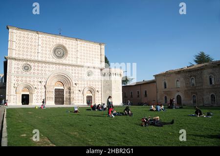 Piazzale von Collemaggio großer Platz, Blick auf die Basilika Santa Maria di Collemaggio, L'Aquila, Abruzzen, Italien, Europa Stockfoto