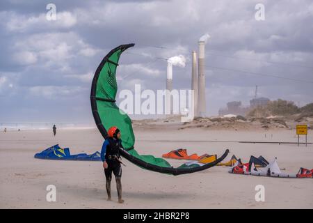 Kitesurfer wandern an den Ufern des Mittelmeers in der Nähe der Stadt Ashkelon im Süden Israels Stockfoto