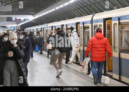 München, Deutschland. 20th Dez 2021. Öffentlicher Verkehr in Bussen und Bahnen erst nach der Regel von 3G - geimpft, geborgen, getestet. Passagiere, die ein- und aussteigen, U-Bahn, Bahnsteig, Menschen, Menschen. Einführung der Maskenpflicht FFP2 im öffentlichen Nahverkehr. U-Bahn München, OEPNV, ÖPNV, Nahverkehr, MVG, U-Bahn. Quelle: dpa/Alamy Live News Quelle: dpa picture Alliance/Alamy Live News Stockfoto