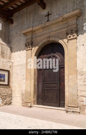 Befestigtes Dorf von Eggi, Kirche von San Michele Arcangelo, Fassade, Spoleto, Umbrien, Italien, Europa Stockfoto