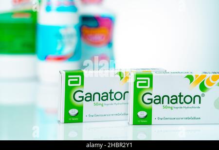 CHONBURI, THAILAND-22. NOVEMBER 2021 : Ganaton Produkt von Abbott Laboratories. Ganaton Tabletten in Papierkartons auf verschwommenen Medikamentenflaschen Stockfoto