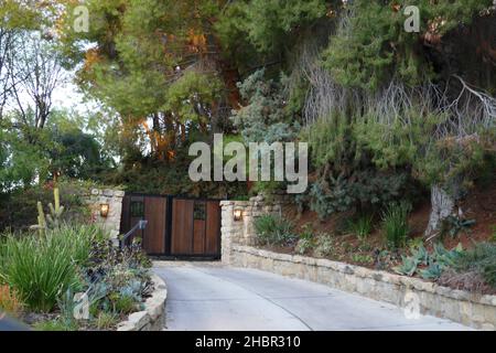 Encino, California, USA 19th December 2021 Eine allgemeine Sicht auf die Atmosphäre des Musikers/Sänders Dave Grohl von Foo Fighters/Nirvana Home/House am 19. Dezember 2021 in Encino, Kalifornien, USA. Foto von Barry King/Alamy Stockfoto Stockfoto