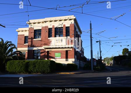 Eingang zum Glenhuntly Tram Depot, an der Glen Huntly Rd, in der Metropole Melbourne, kurz vor Sonnenuntergang Stockfoto