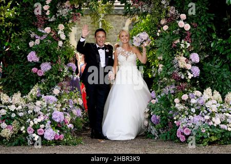 Rückblick auf das Jahr 2021. Datei-Foto vom 07/08/21 von Anthony McPartlin und Anne-Marie Corbett, die nach ihrer Hochzeit die St. Michaels Kirche in Heckfield in Hampshire verlassen haben. Ausgabedatum: Dienstag, 21. Dezember 2021. Stockfoto