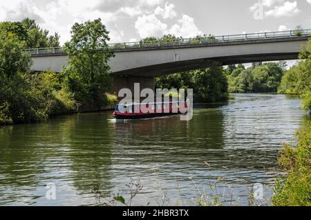 Marlow, Großbritannien - 19. Juli 2021: Zwei Männer segeln an einem sonnigen Sommernachmittag auf der Themse unter dem Marlow-By-Pass Stockfoto