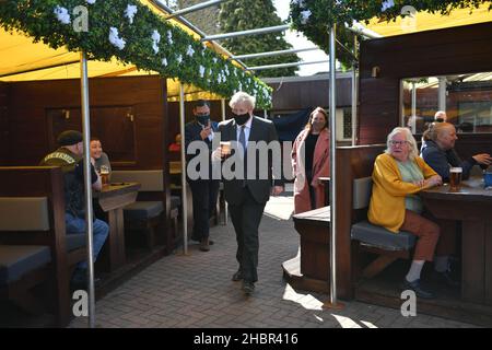 Rückblick auf das Jahr 2021. Aktenfoto vom 19/04/21 von Premierminister Boris Johnson, der während eines Besuchs im öffentlichen Haus und Restaurant Mount Taven in Wolverhampton, West Midlands, ein Bier durch den Biergarten trägt, während er sich auf dem Weg des lokalen Wahlkampfs aufmacht. Ausgabedatum: Dienstag, 21. Dezember 2021. Stockfoto