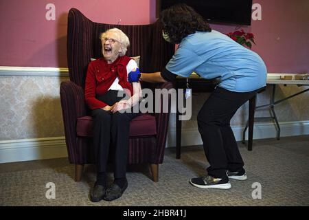 Rückblick auf das Jahr 2021. Datei-Foto vom 07/01/21 von der 100-jährigen Ellen Prosser, bekannt als Nell, die den Impfstoff Oxford/AstraZeneca Covid-19 von Dr. Nikki Kanani im Sunrise Care Home in Sidcup, im Südosten Londons, erhielt, als die Regierung das Impfprogramm hochgefahren hat. Ausgabedatum: Dienstag, 21. Dezember 2021. Stockfoto