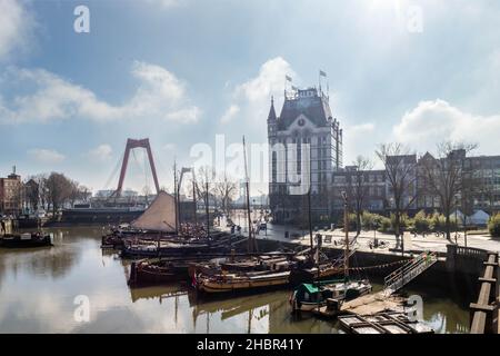 Der oude HAVEN in Rotterdam mit der Willems-Brücke und het Witte huis Stockfoto