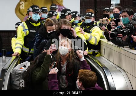 Rückblick auf das Jahr 2021. Datei-Foto vom 30/10/21 von Greta Thunberg, Klimaaktivistin, die vor dem Gipfel Cop26 am Hauptbahnhof von Glasgow ankommt. Ausgabedatum: Dienstag, 21. Dezember 2021. Stockfoto